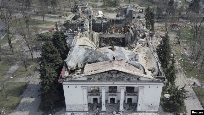 Разрушенное здание театра в Мариуполе, где под завалами погибли десятки, если не сотни, укрывавшихся от обстрелов мирных жителей