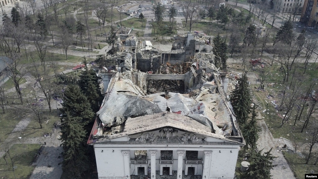 Драмтеатр в Мариуполе после авиаудара российской армии