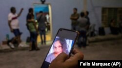Rođak ubijene novinarke Sheili Johane Garcia Olivera pokazuje njezinu fotografiju na mobitelu, Veracruz, Meksiko, 10. maj 2022.