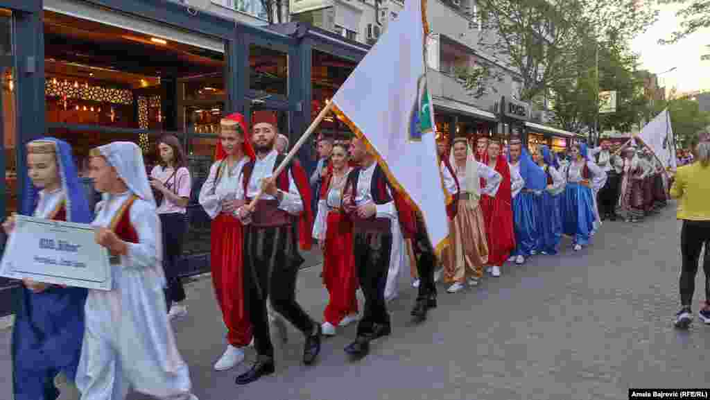 Nakon svečanosti podizanja zastave, centralnim šetalištem u Novom Pazaru održan je defile folklornih grupa.