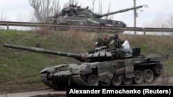 Oroszbarát csapatok harckocsijai az ukrajnai Mariupol déli kikötőváros közelében 2022. április 17-én (képünk illusztráció)