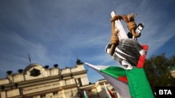  Основното искане на протестиращите е за оставка на премиера Кирил Петков. 