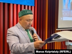 Bekzat Makszutkanulj, a be nem jegyzett Nagiz Atazsurt (Valódi Atazsurt) csoport vezetője egy sajtótájékoztatón Almatiban 2022 májusában