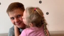 Ukrainasi 18-vjeçar merr rolin e prindit pasi iu vra nëna
