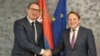 Alekszandar Vučić szerb elnök mellett Várhelyi Olivér uniós bővítési biztos 2022. május 11-én, Büsszelben.