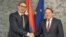 Alekszandar Vučić szerb elnök mellett Várhelyi Olivér uniós bővítési biztos 2022. május 11-én, Büsszelben.