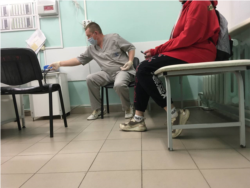Санитар в психиатрической больнице, который сторожит Надежду Сайфутдинову