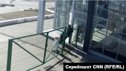 Кадр с опубликованного CNN видео расстрела 16 марта 2022 года мирных жителей в Киевской области