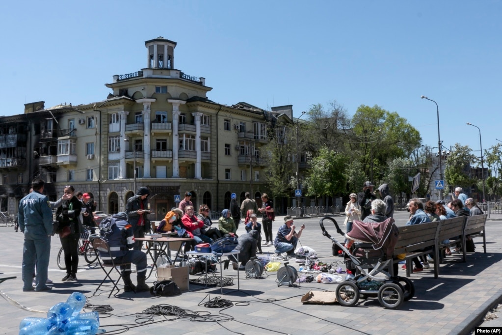 Banorët vendës duke i mbushur telefonat e tyre mobilë, me ndihmën e një gjeneratori, të mundësuar nga autoritetet lokale separatiste, më 12 maj.