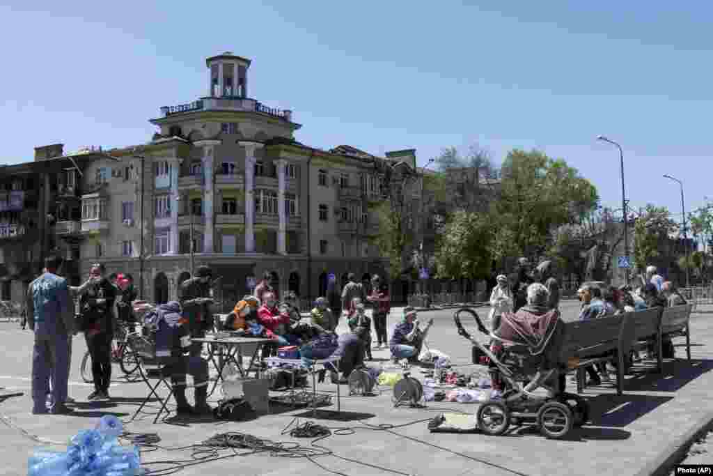 Жители се собираат да ги полнат своите мобилни телефони од генератор обезбеден од локалните сепаратистички власти на 12 мај.