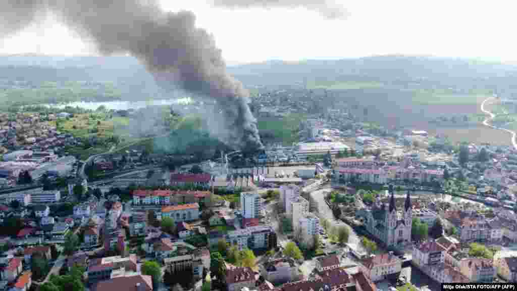 СЛОВЕНИЈА / МАКЕДОНИЈА - Македонски државјанин е меѓу петмината загинати во вчерашната експлозија во фабриката за хемиски производи Меламин во словенечкиот град Кочевје, јавија денеска словенечките медиуми.