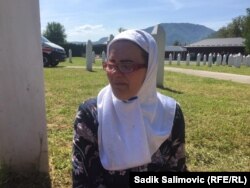 Sadeta Tabaković, tetka ubijenog Salmira Hodžića, kraj njegovog groba, Bratunac, BiH, 12. maj 2022.