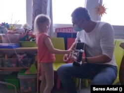 A pedagógus-zenész szerint amíg bent vannak a gyerekek a kórházban, a zeneterápia egyfajta stabilitást ad nekik