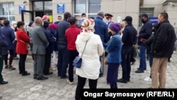 Очередь у отделения «Казпочты» для оформления счетов на получение социальной выплаты во время режима ЧП. Кызылорда, апрель 2020 года.