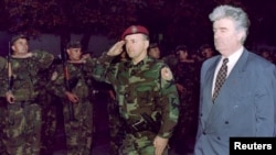 Željko Ražnatović Arkan (u sredini), Radovan Karadžić (desno) i pripadnici "Tigrova", Bijeljina, 23. oktobar 1995.