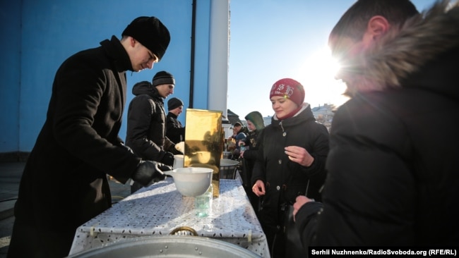 Верующие приходят за водой, освященной в Крещение митрополитом Киевским Епифанием