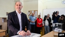 "Proqressiv Bolqarıstan" koalisiyasının lideri və keçmiş prezident Rumen Radev Sofiyada parlament seçkilərində səs verir.