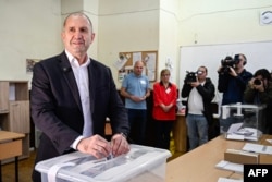 Лідер коаліції «Прогресивна Болгарія» та колишній президент Болгарії Румен Радев голосує на парламентських виборах у Софії, Болгарія, 19 квітня 2026 року
