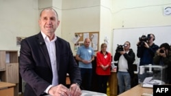 Колишній президент Болгарії та голова коаліції «Прогресивна Болгарія» Румен Радев голосує 19 квітня 2026 року