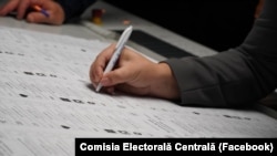 La 26 septembrie, CEC a dat startul tipăririi buletinelor de vot pentru alegerile prezidențiale și referendumul din 20 octombrie.