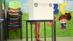Një grua në kabinën e votimit në një vendvotim në Prishtinë më 7 qershor 2026. 