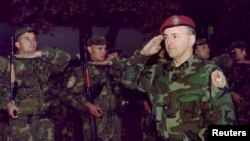 Željko Ražnatović Arkan (desno) sa "arkanovcima" u Bijeljini, oktobar 1995.