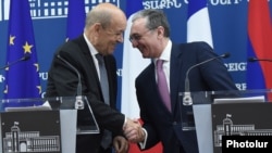 Armenia - Armenian Foreign Miniser Zohrab Mnatsakanian (R) and his French counterpart Jean-Yves Le Drian shake hands after talks in Yerevan, 28 May 2018.