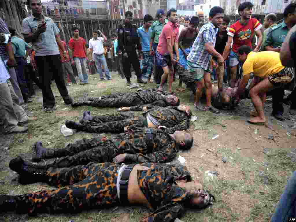 Bangladeš - Tijela oficira - Pedeset oficira vojske Bangladeša je poginulo u pobuni tisuća vojnika u Bangladešu. Pobunjenici su bili vojnici garde a razlog pobune - mala plaća.  