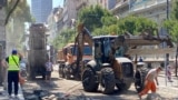 Radovi na Terazijama, jednoj od ulica u centru Beograda.<br><br>Iako je ponegde saobraćaj dozvoljen u jednoj traci, većina saobraćajnica gde su radovi je potpuno zatvorena, pa tako ne saobraćaju ni autobusi ni trolejbusi, što građanima u letnjim mesecima pogotovo predstavlja problem.