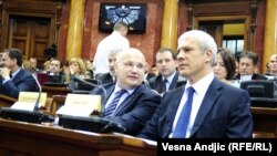 Vođa pravnog tima Srbije pred MSP-om, Dušan Bataković (levo) i predsednik Srbije Boris Tadić (desno) na sednici Skupštine Srbije o Kosovu, 26. jul 2010.