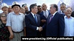 Кыргызстан менен Тажикстандын президенттери эки өлкөнүн чек арасында.