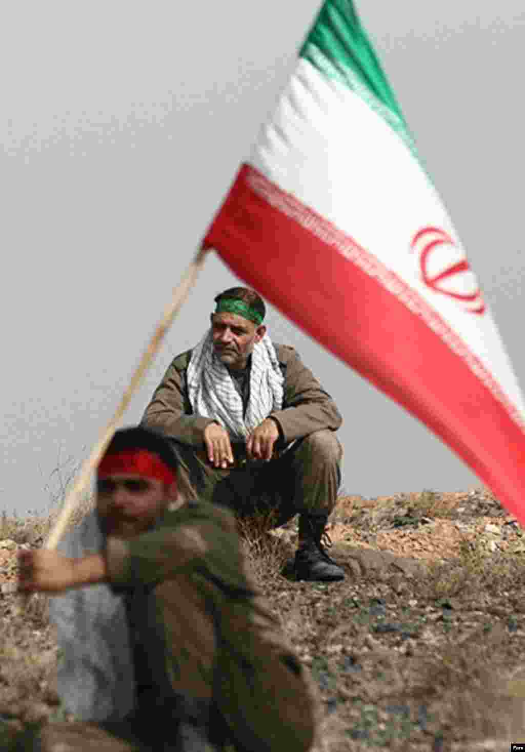 Iranian military observers watching manuevers in November (Fars) - In January, former UN chief weapons inspector Hans Blix told RFE/RL that the West should offer Iran security guarantees as a way of extracting concessions from Tehran concerning its nuclear program.