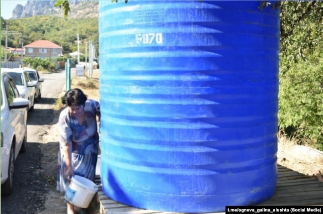 Ємності з технічною водою для сіл у Великій Алушті під час дефіциту води, серпень 2025 року