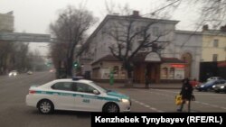 Полицейский автомобиль на улице в Алматы. Иллюстративное фото.