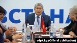 The last meeting in which Almazbek Atambaev (center) served as chairman of the SDPK party was held on May 25, 2019.