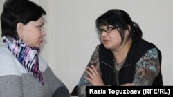 Nakanune.kz сайты редакторы әрі меншік иесі Гузал Байдалинова (оң жақта) мен оның адвокаты Инесса Кисилева Алмалы аудандық сотында. Алматы, 26 желтоқсан 2015 жыл.