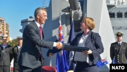 Генералниот секретар на НАТО, Јенс Столтенберг и австралиската министерка за одбрана Линда Рејнолдс, Сиднеј, 7 август, 2019.