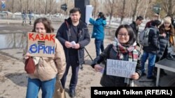Protesters rally against the social-media bill in Nur-Sultan on April 2.