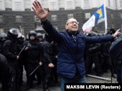 Jacenjuk, tada opozicioni lider, tokom sukoba demonstranata s policijom na protestu podrške evropskim integracijama Ukrajine, Kijev, 24. novembar 2013.