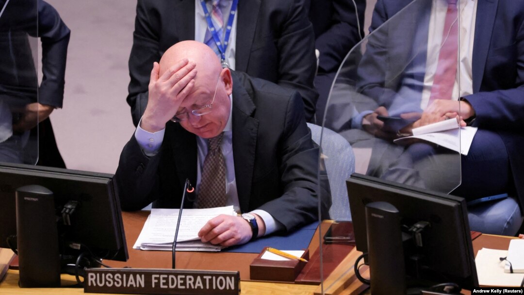 Ambasadorul Rusiei la ONU, Vasili Nebenzia, justifică la fiecare intervenție acțiunile Rusiei în Ucraina și neagă intențiile imperialiste ale Kremlinului. Imagine din 5 aprilie 2022, Consiliul de Securitate al ONU, New York.
