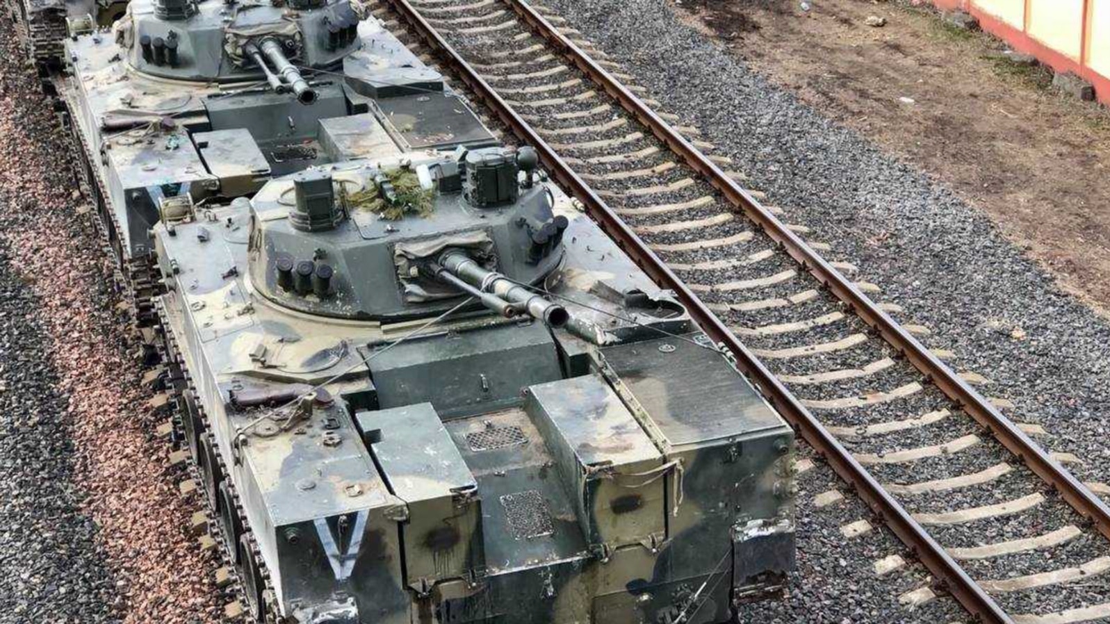 Эшалён з расейскай бранятэхнікай на станцыі Навабеліца ў Гомлі, 2022