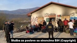Migranti iz Avganistana i Pakistana kod napuštene kuće nedaleko od Bihaća, zapad BiH, 29. mart 2022.