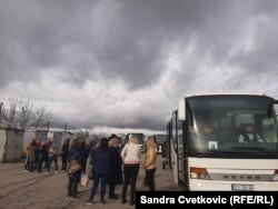 Serbët në Graçanicë duke shkuar me autobus në Serbi për të votuar për zgjedhjet parlamentare dhe presidenciale.