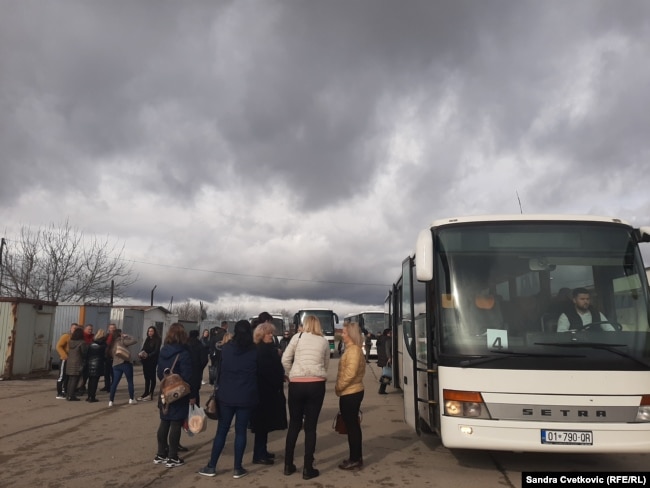 Serbët në Graçanicë duke shkuar me autobus në Serbi për të votuar për zgjedhjet parlamentare dhe presidenciale.