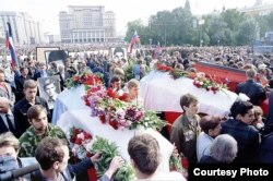 Прощание с погибшими. Москва, август 1991.