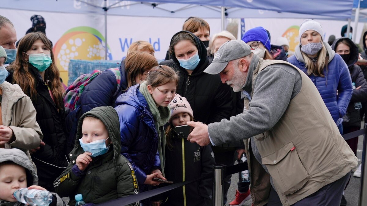 От близо месец на полско-украинската граница има един испано-американски готвач.