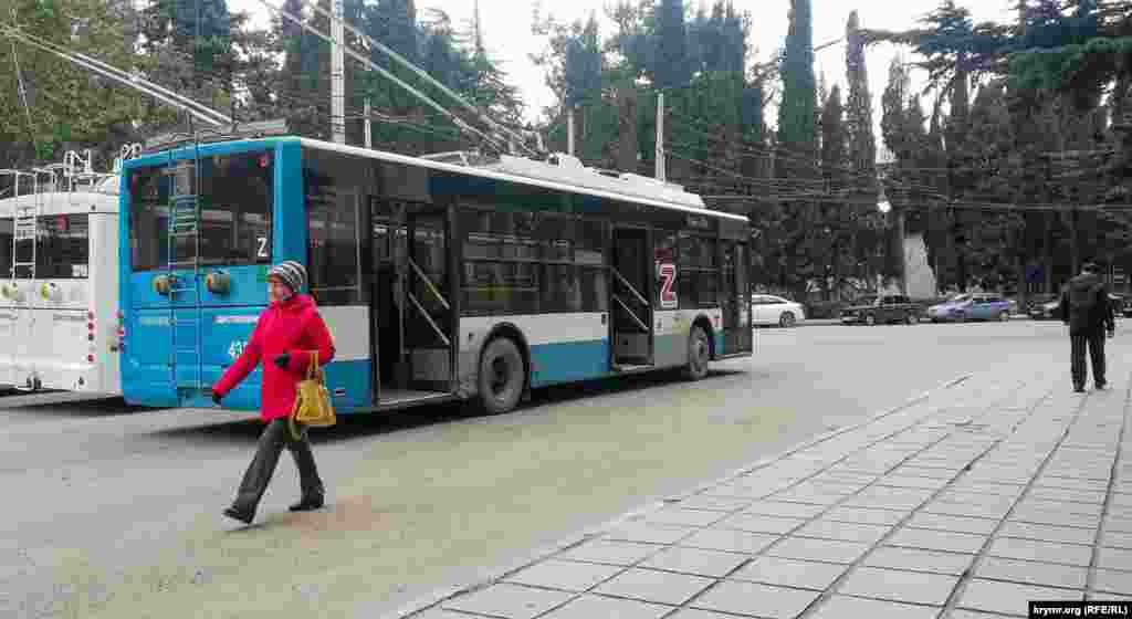 Міський тролейбус &laquo;Z&raquo; на тролейбусній станції. Алушта, 29 березня 2022 року