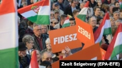 Pristalice partije Viktora Orbana, premijera Mađarske, očekuju obraćanje svog lidera na skupu u Budimpešti 6. aprila 2018, pred izbore koje su mu doneli još jednu pobedu.
