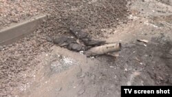 Снаряди стирчать з асфальту в Харківському мікрорайоні Салтівка