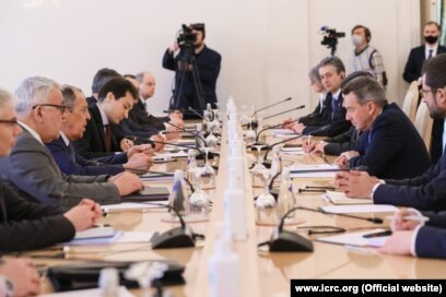 Президент МКЧХ Петер Маурер (справа) під час зустрічі в Москві з міністром закордонних справ Росії Сергієм Лавровим. 24-25 березня 2022 року